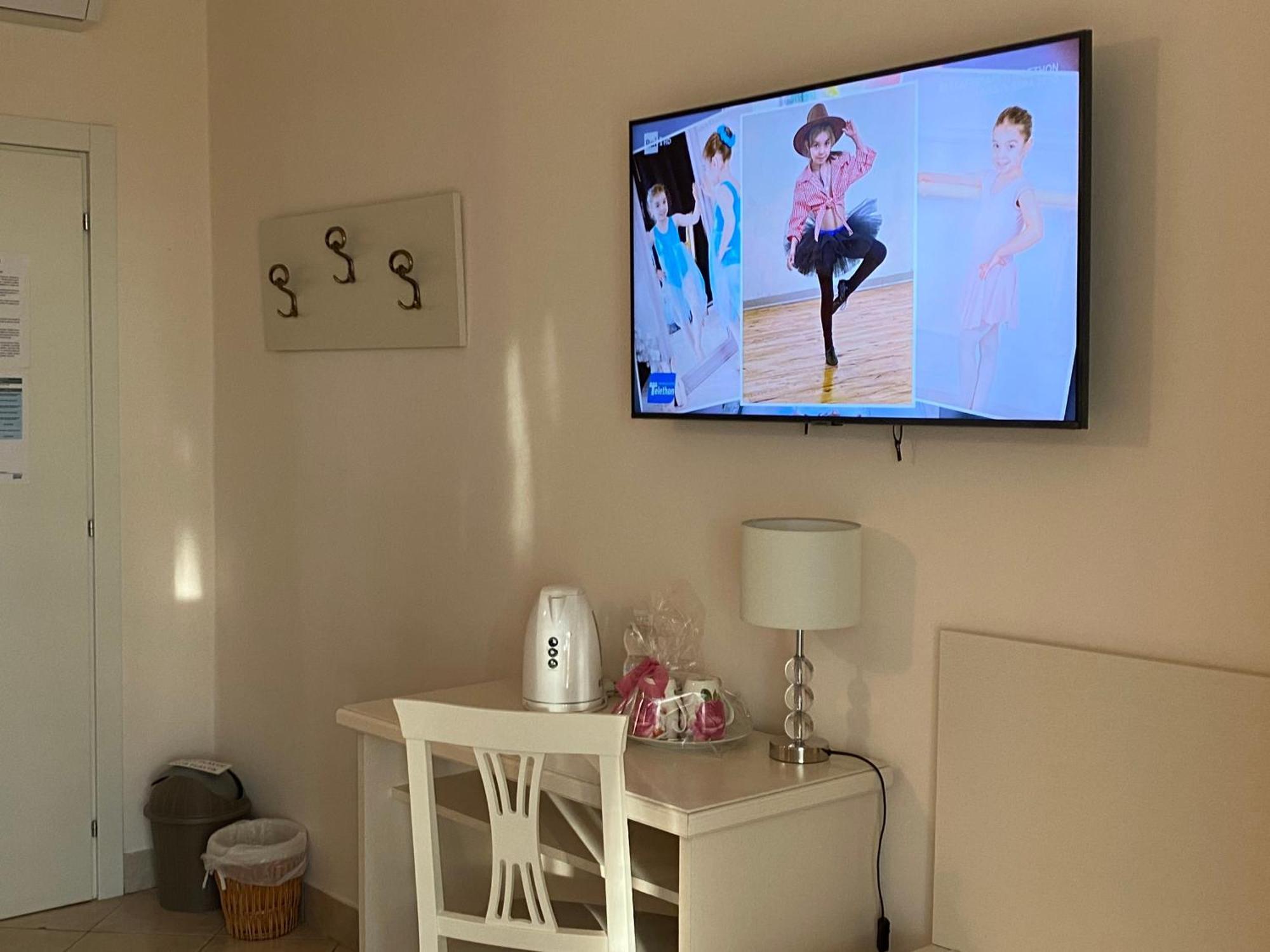 לינה וארוחת בוקר לאזיסה Betty'S House מראה חיצוני תמונה